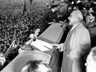 Władysław Gomułka na&nbsp;wiecu, 1956