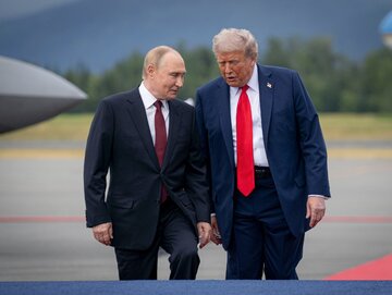 Władimir Putin i&nbsp;Donald Tusk podczas spotkania na&nbsp;Alasce