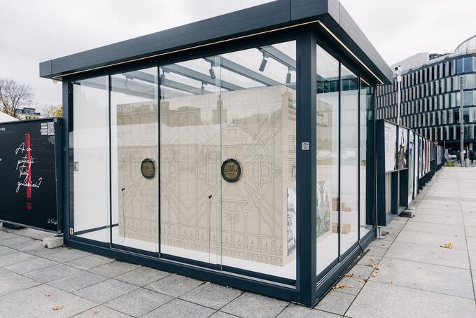 Zabytkowe tarcze z Grobu Nieznanego Żołnierza eksponowane na pl. marsz. J. Piłsudskiego