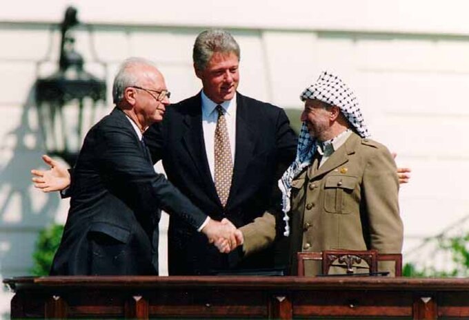 Icchak Rabin, Bill Clinton i Jasir Arafat po podpisaniu porozumienia pomiędzy Izraelem a Organizacją Wyzwolenia Palestyny, 13.09.1993.