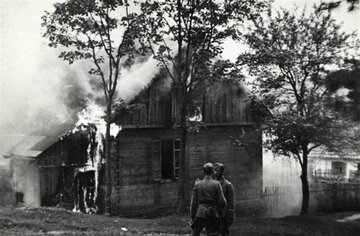Niemieccy policjanci w&nbsp;płonącym Michniowie. 12 lipca 1943