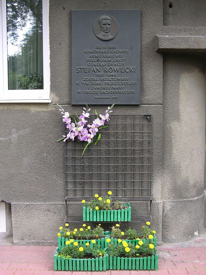 Tablica pamiątkowa przy ul. Spiskiej 14 w Warszawie, gdzie został aresztowany gen. Rowecki