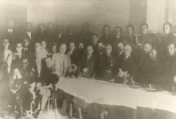 Iro Druks (pierwszy od&nbsp;lewej przy stole) w&nbsp;obecności Włodzimierza Ze&rsquo;ewa Żabotyńskiego (działacza syjonistycznego), podczas jego obecności w&nbsp;Polsce w&nbsp;1930