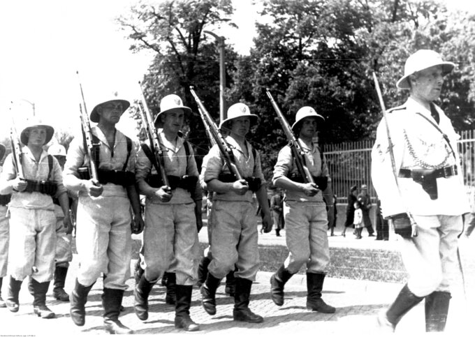 Pieszy, paramilitarny oddział Ligi Morskiej i Kolonialnej mający pełnić służbę na przyszłych koloniach Polski. Parada w Toruniu w 1939 r.