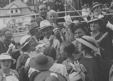 Jan Kiepura otoczony wielbicielkami. Krynica, 1935&nbsp;r. Fot. NAC