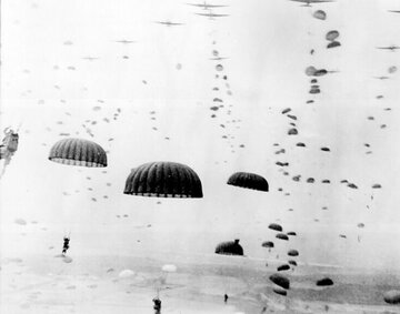 Lądowanie spadochroniarzy w&nbsp;okolicach Arnhem. Operacja &bdquo;Market Garden&rdquo;