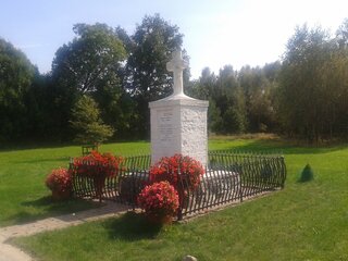 Pomnik rodziny Koniuszewskich, Kłoda Mała