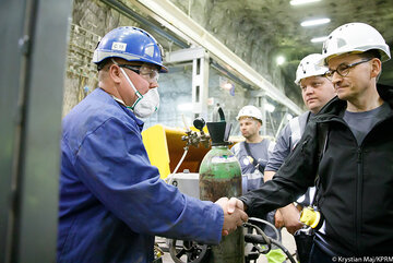 Mateusz Morawiecki podczas uroczystości uruchomienia pieca WTR w Hucie Miedzi „Legnica” 