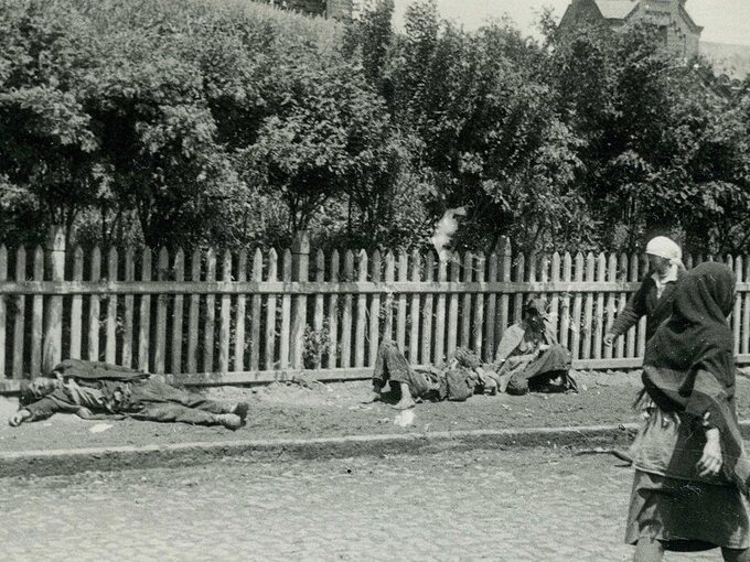 Zmarli z głodu na ulicy w Charkowie 1932. Autor zdjęcia: Alexander Wienerberger