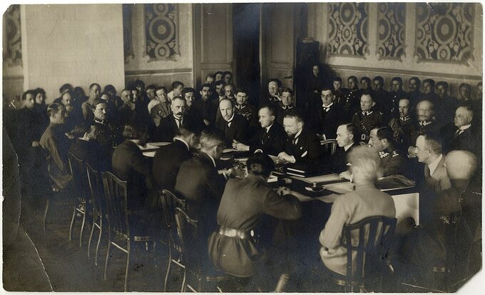 Konferencja Pokojowa w Rydze – posiedzenie Komisji Prawnej. Po prawej Polacy, po lewej bolszewicy.