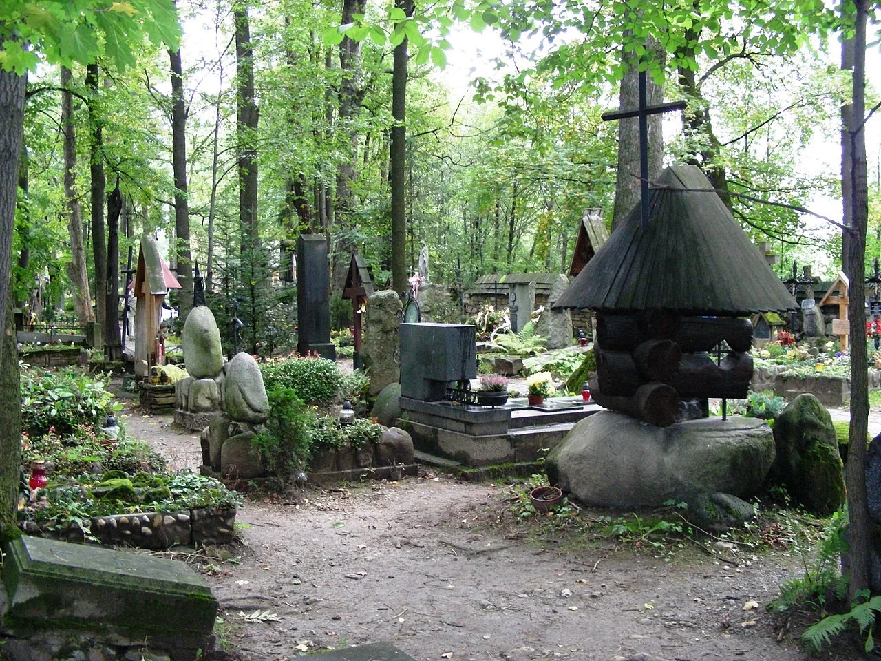 Ten zabytkowy cmentarz odwiedzimy w: