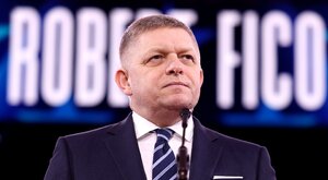 Miniatura: Premier Słowacji oskarżany o zdradę. W tle...