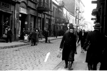 Sosnowiec Pierwszą dziesiątkę największych przedwojennych miast zamyka Sosnowiec. W 1939 r. było to drugie co do wielkości - po Częstochowie - miasto woj. kieleckiego. Liczba ludności w 1939 r.: 130 tys., obecnie: 206 tys. Na zdjęciu: Sosnowiec w sierpniu 1933 r.