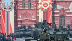 Miniatura: Xi i żołnierze z Chin na defiladzie w...