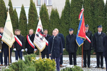 Adam Andruszkiewicz podczas odsłonięcia pomnika w&nbsp;Sokołach