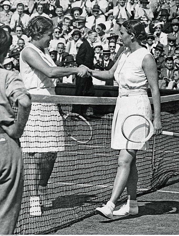 Jadwiga Jędrzejowska (z prawej) po przegranej z Dorothy Round w finale Wimbledonu w 1937 r.