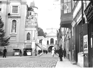 Wilno Drugim największym kresowym miastem było Wilno, które było wówczas zamieszkane w większości przez Polaków. Liczba ludności w 1939 r.: 209 tys., obecnie: 540 tys. Na zdjęciu: ulica Ostrobramska. Widok na kościół św. Teresy i Ostrą Bramę w głębi.