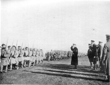 Adm. Kołczak podczas przeglądu swoich wojsk. Wojna domowa w&nbsp;Rosji