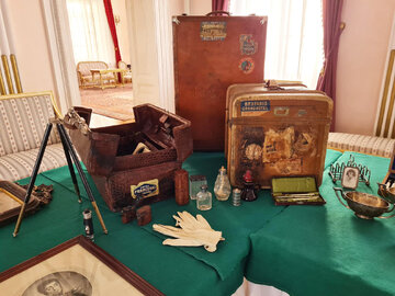 Akcesoria podróżne Ireny i Michała Sokolnickich. Fragment ekspozycji w Ambasadzie RP w Ankarze. 24 maja 2021 r. 