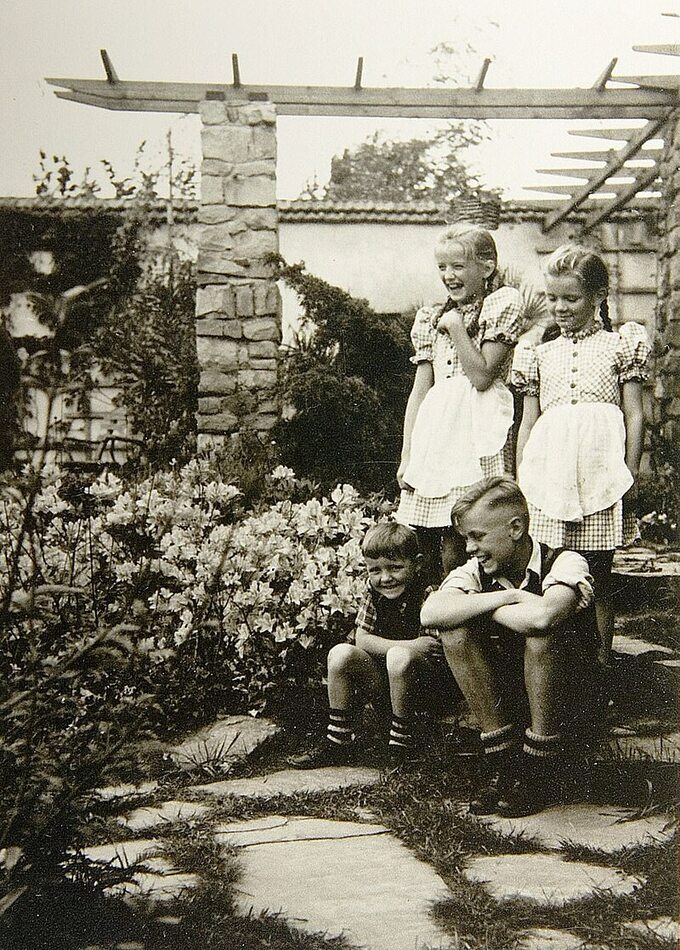 Dzieci Rudolfa Hößa w ogrodzie jego willi bezpośrednio przy obozie Auschwitz. Stoją od lewej córki: Ingebritte (Brigitte) i Heidetraut, poniżej synowie: Hans-Jürgen (Burling) i Klaus-Berndt. (Najmłodsza córka Annagret urodziła się w Auschwitz – w 1943)