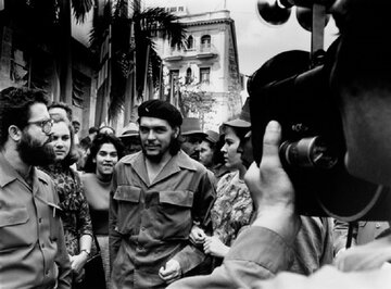 Che Guevara wśr&oacute;d zwolennik&oacute;w w&nbsp;Hawanie (trzyma się z), 1960 r