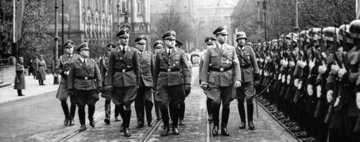 Wilhelm Koppe i&nbsp;Arthur Greiser przed kompanią honorową Wehrmachtu, Poznań, listopad 1939&nbsp;r.