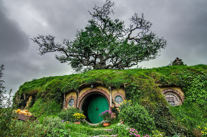 Scenografia z "Władcy Pierścieni" (Hobbiton, dom Frodo Bagginsa). Obecnie atrakcja turystyczna w Nowej Zelandii