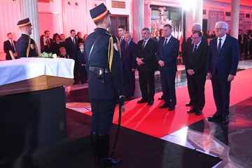 Od prawej: Szef MSZ Jacek Czaputowicz, szef MSWiA Mariusz Kamiński, sekretarz stanu w KPRM Piotr Naimski , szef MON Mariusz Błaszczak, minister rolnictwa Jan Krzysztof Ardanowski, minister cyfryzacji Marek Zagórski, rzecznik rządu Piotr Mueller 