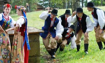 Zesp&oacute;ł Pieśni i&nbsp;Tańca "Ełk" w&nbsp;stroju rozbarsko-bytomskim