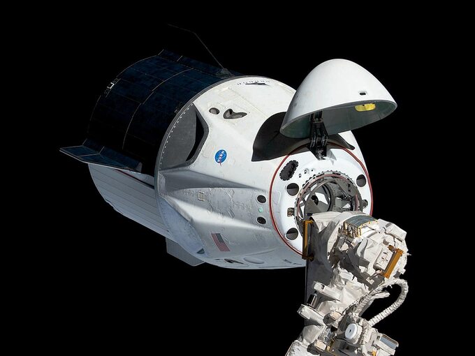 Statek kosmiczny Crew Dragon firmy SpaceX przeznaczony do dostarczania załogi do Międzynarodowej Stacji Kosmicznej