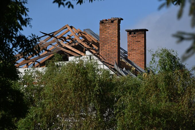 Zniszczony dach domu w Wyrykach