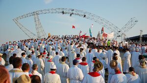 Lednica: 100 tysięcy młodych katolików przejdzie przez Bramę Rybę