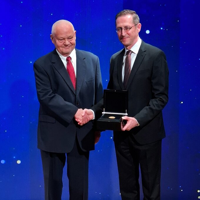 Adam Glapiński odbiera nagrodę "L&aacute;mfalussy Award"