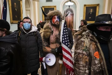 Zwolennicy Donalda Trumpa wdarli się na teren Kapitolu 