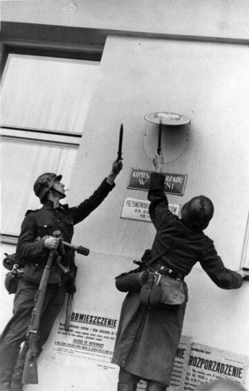 Niszczenie przez żołnierzy Wehrmachtu godła Rzeczypospolitej na&nbsp;budynku Komisariatu Rządu RP w&nbsp;Gdyni