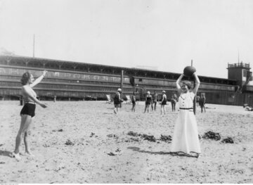 Warszawa, 1931 r. Siatkówka na plaży "Poniatówka"