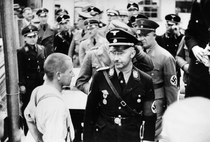 Rok 1936. Szef SS Heinrich Himmler wizytuje obóz koncentracyjny w Dachau