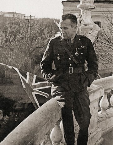 Leopold Okulicki na&nbsp;balkonie budynku dow&oacute;dztwa Armii Polskiej