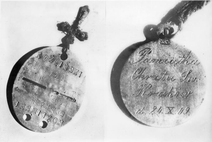 Nieśmiertelnik oraz pamiątkowy medalik z okazji Chrztu Św. znaleziony przy jednej z ofiar.