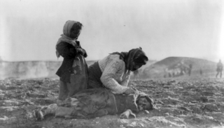 Ormianka nad ciałem dziecka w 1915 r. Ludzi wyprowadzono na pustynię w okolicach Aleppo, które znajdowało się wówczas w granicach Turcji