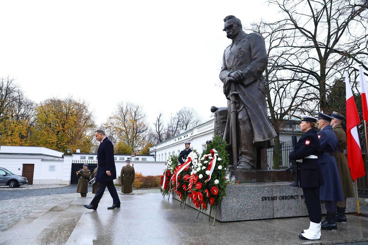 Prezydent Rzeczypospolitej Polskiej Andrzej Duda (L) składa kwiaty przed Pomnikiem Marszałka Józefa Piłsudskiego, 11 bm. na ulicy Belwederskiej w Warszawie w dzień obchodów Święta Niepodległości. 