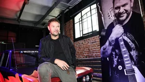 Miniatura: Karolak pokazał wulgarny gest na wizji....