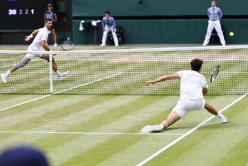 Carlos Alcaraz i&nbsp;Novak Djokovic w&nbsp;finale Wimbledonu 2025