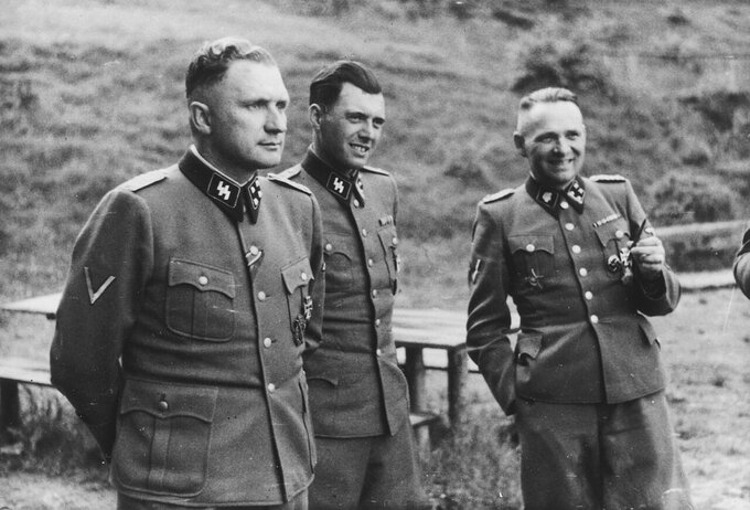 Od lewej Richard Baer, Josef Mengele oraz Rudolf Höß (Auschwitz, 1944)