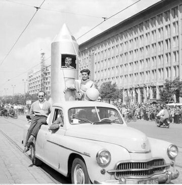 1 Maja 1961 roku w Warszawie. Miesiąc wcześniej Jurij Gagarin odbył swój słynny lot.