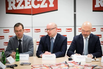 Andrzej Szady główny specjalista ds. infrastruktury e-mobility w firmie Enspirion, Jacek Ławrecki dyrektor ds. komunikacji Fortum Power and Heat Polska sp. z o.o. oraz Wiceminister Energii Michał Kurtyka O przyszłości elektromobilności w Polsce w redakcji „Do Rzeczy” dyskutowali (od prawej): prof. Mirosław Siergiejczyk oraz prof. Włodzimierz Choromański z Politechniki Warszawskiej, prezes Instytutu Jagiellońskiego Marcin Roszkowski, wiceminister energii Michał Kurtyka, dyrektor ds. komunikacji Fortum Power and Heat Polska sp. z o.o. Jacek Ławrecki oraz główny specjalista ds. infrastruktury e-mobility w firmie Enspirion z Grupy Energa Andrzej Szady, a także Piotr Gabryel i Jacek Przybylski z tygodnika „Do Rzeczy”