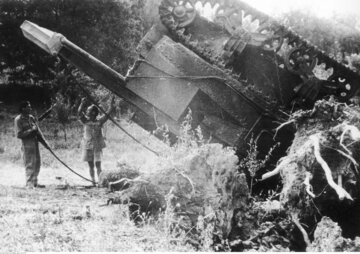 Czołg ratowniczy, który przewrócił się w czasie pracy na wzgórzu Badia, 18 lipca 1944 r. 