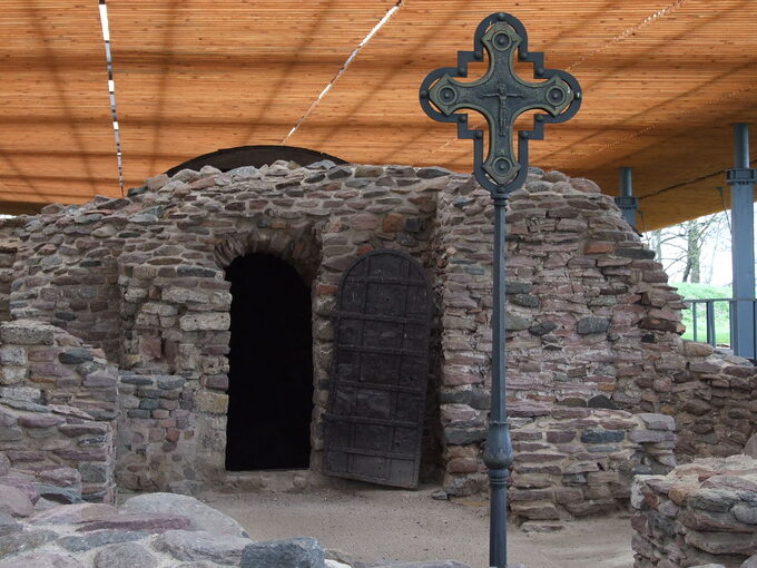 Ruiny palatium i kaplicy na Ostrowie Lednickim, jedno z domniemanych miejsc chrztu Mieszka I