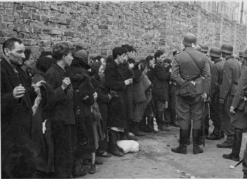 Pojmani w trakcie powstania Żydzi tuż przed wysłaniem na Umschlagplatz. 