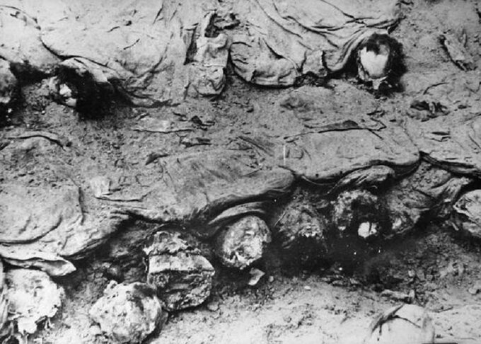 Ekshumacja oficerów zamordowanych w Katyniu, 1943 r.